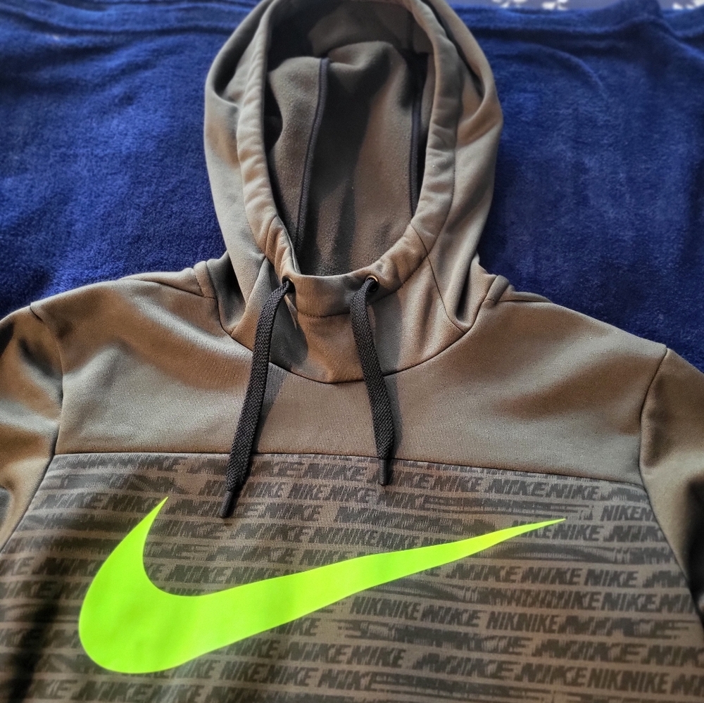 Nike Army  Green Sweatshirt with Vibrant Accents...Great CONDITION...hardly worn